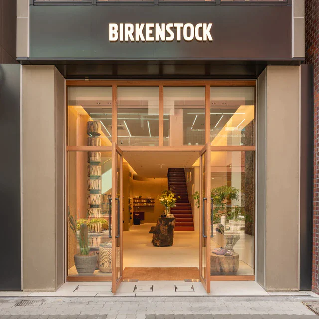 ビルケンシュトックが大阪・心斎橋に国内最大級のコンセプトストアをオープン、フルラインナップが集結