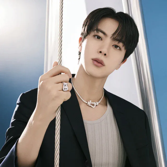 フレッド BTS JIN が名品「フォース10」と共に、強さと勇気を象徴する新たな輝きを放つ