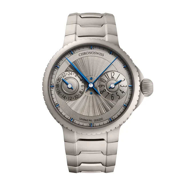 クロノスイス 100年前の旋盤が刻む伝統の輝き、ギョーシェ彫りと建築的デザインが融合したパルス GMT