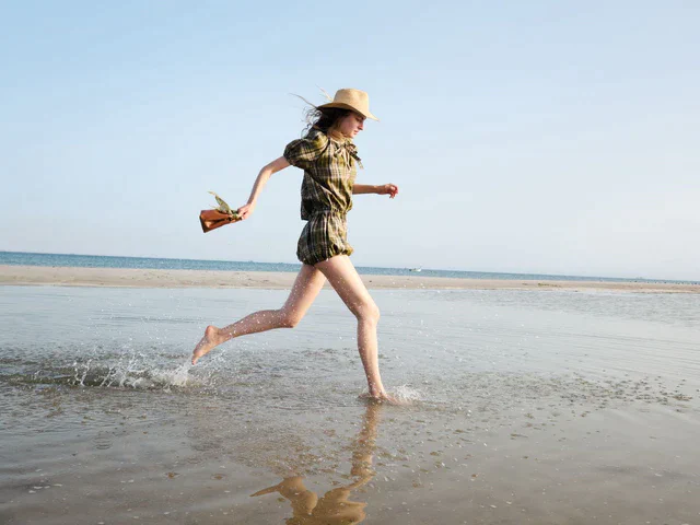 サーフカルチャーが息づくロンシャンの新作、限定サーフボードも表参道に登場