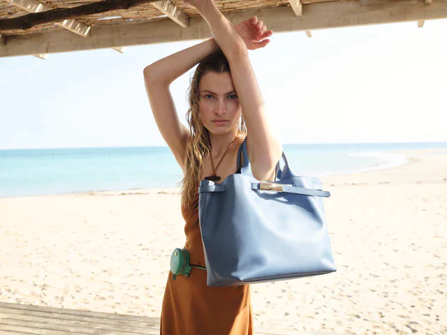 パリジェンヌの精神と波の融合、ロンシャンが展開する瑞々しい夏のキャンペーン