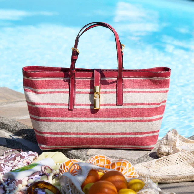 フルラ イタリアンメイドの誇りを手元に、新作バッグ「フルラ デビー」 が登場