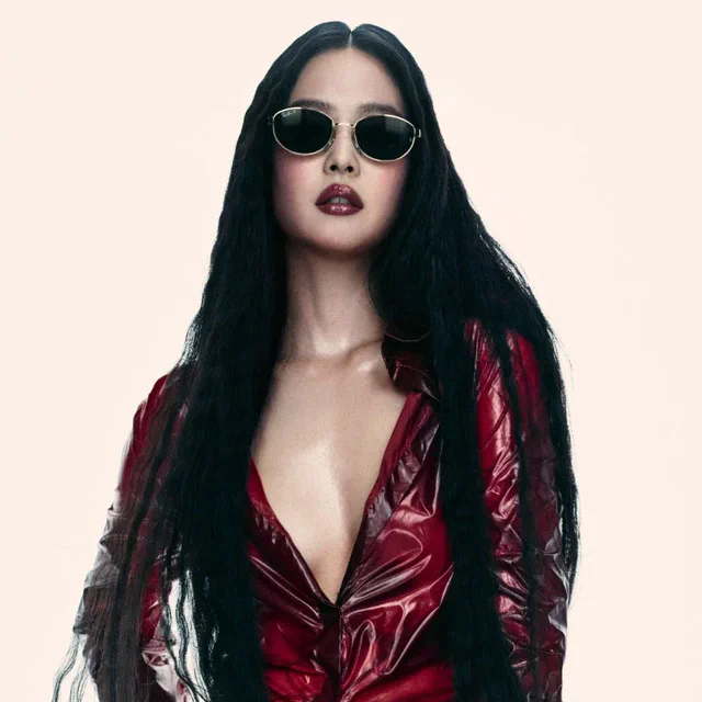 レイバン 新アンバサダーに BLACKPINK のジェニーが就任、伝統と革新を纏うアイコンの共鳴