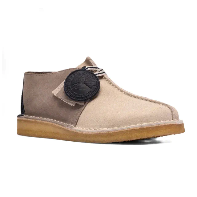 クラークス 名作デザートトレックに新作「デザートアイビー」、異素材が織りなすグレーコンビが登場