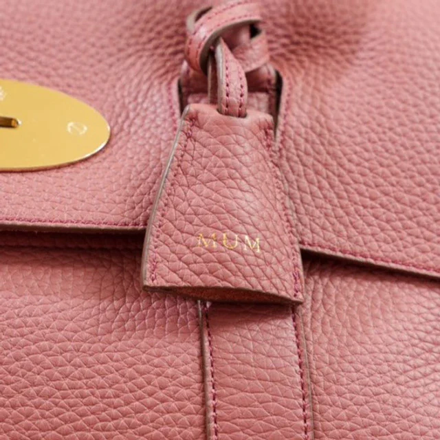 マルベリー 自分だけの物語を刻むモノグラミングの新サービス、大切なレザーグッズにイニシャルを添えて