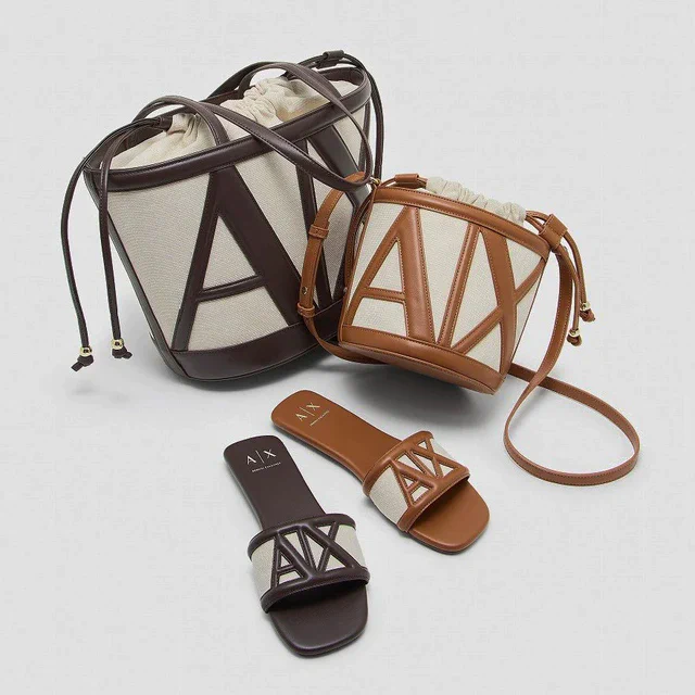 A|X アルマーニ エクスチェンジ の新作バッグ、洗練されたキャンバス素材が彩る夏の装い