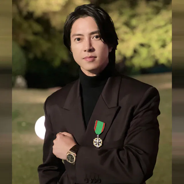 ブルガリのアンバサダー 山下智久がフランス農事功労勲章 シュバリエ章を受章、オクトと共に刻む栄光の瞬間