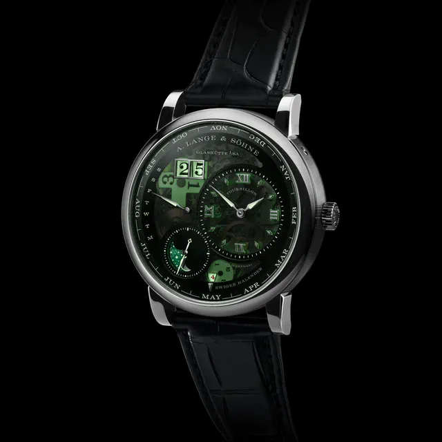 A.ランゲ＆ゾーネ の矜持が宿る新作サクソニア、アニュアルカレンダーの静謐な美学