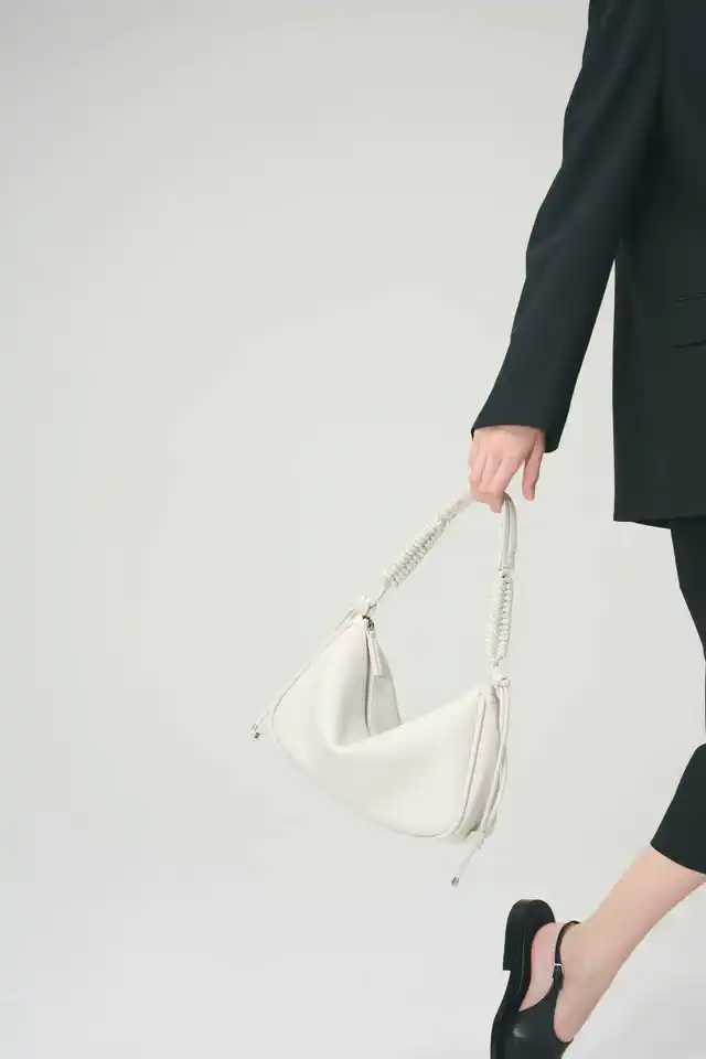 柔らかなレザーの質感を活かしたobjcts.ioの新型バッグに注目