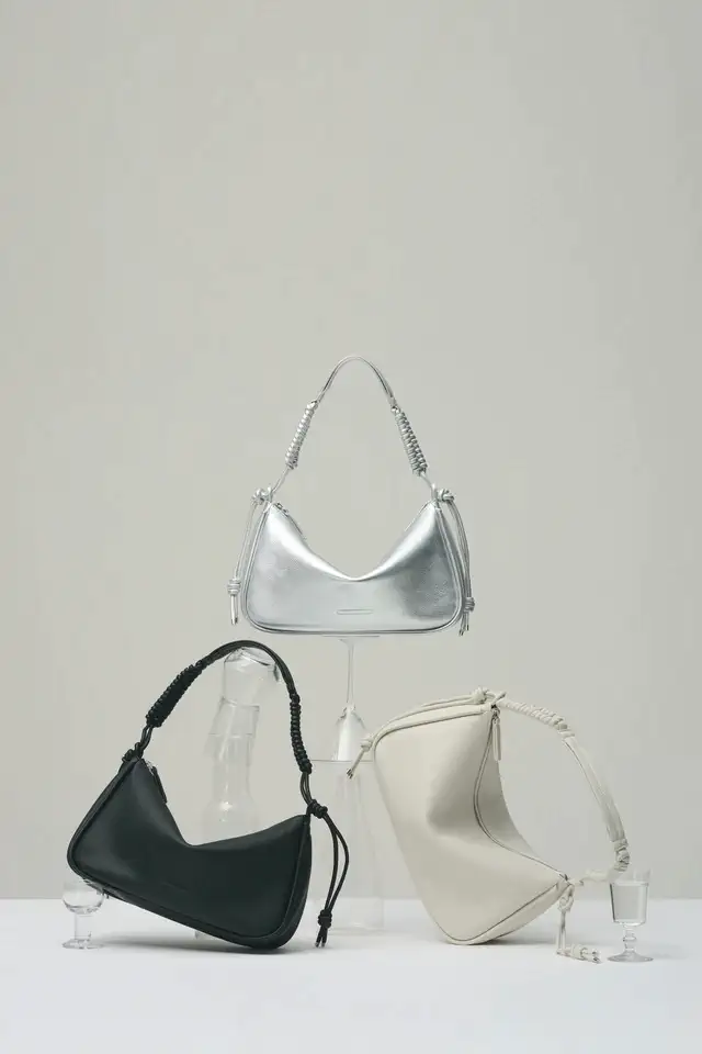 結び目のディテールに宿る静かな個性、objcts.ioが贈る現代女性のためのワンショルダー