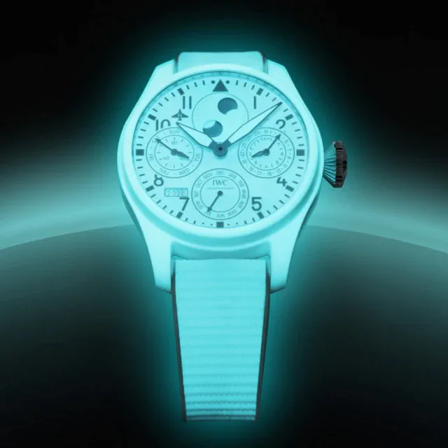 IWC シャフハウゼン 昼夜で変貌する2つの顔、セラリューム（R）技術がもたらすパイロット・ウォッチ全体の発光