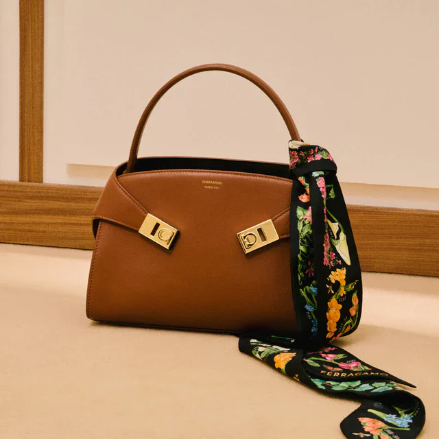 フェラガモ 母と娘の絆を祝すギフトセレクション、アイコンバッグやシルクが彩る至高の感謝
