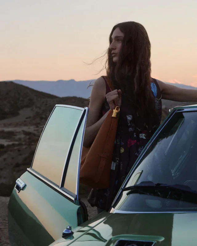 パリの歴史にオマージュを捧げて、ルイ・ヴィトンが贈る特別なプリントと至高の着心地