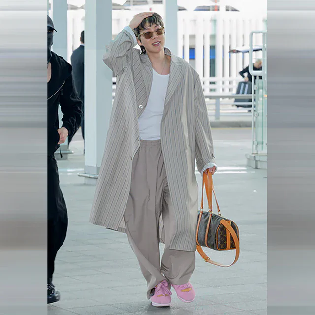 ルイ・ヴィトンを着用した j-hope 、空港で披露した都会的な洗練とリラックスしたムード