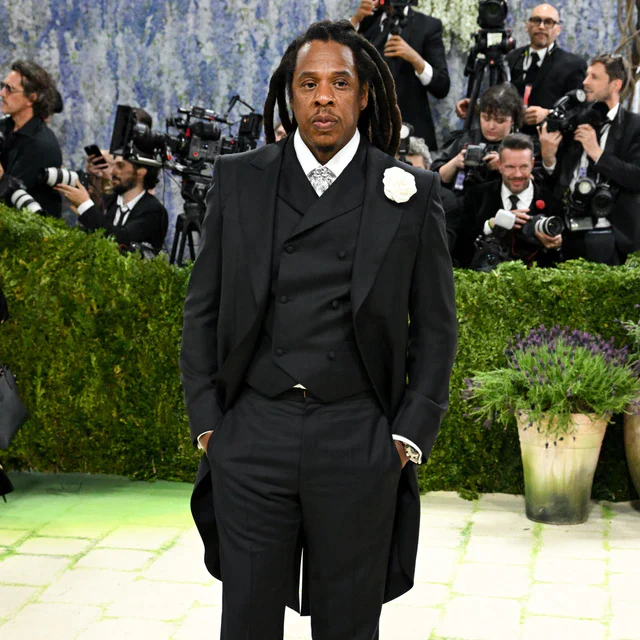 ルイ・ヴィトンの正装でJay-Zが降臨 、メットガラ 2026を飾る真のクラシシズム