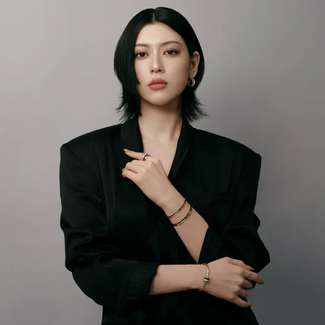 ブシュロンの新たな顔、三吉彩花が体現する自由で大胆なハイジュエリーの精神