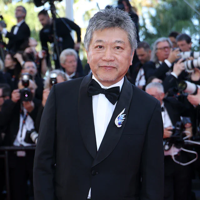 LVMH ショーメ カンヌ国際映画祭の華やかな舞台、是枝裕和監督の胸元を飾った「アンヴォル」ブローチ