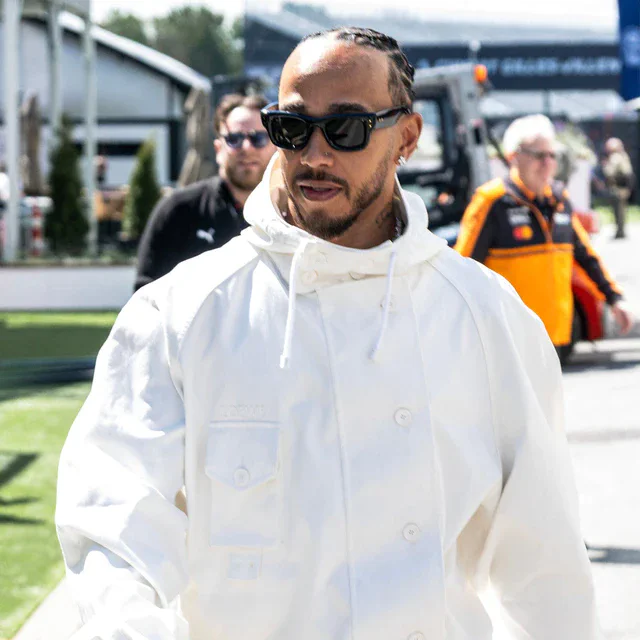 ロエベの2026秋冬プレコレクションを着用したルイス・ハミルトン、F1モントリオールでの先鋭的かつリラクシングなフォルム