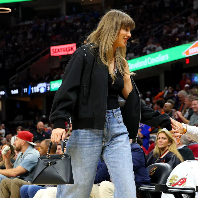 ディオール テイラー・スウィフトがNBAの会場で携えた、新作バッグ「ディオール シガール」の存在感
