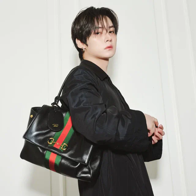 グッチ GUCCI Stray Kids のリノがストアを訪問、新作バッグとデニムを軽やかに着こなす