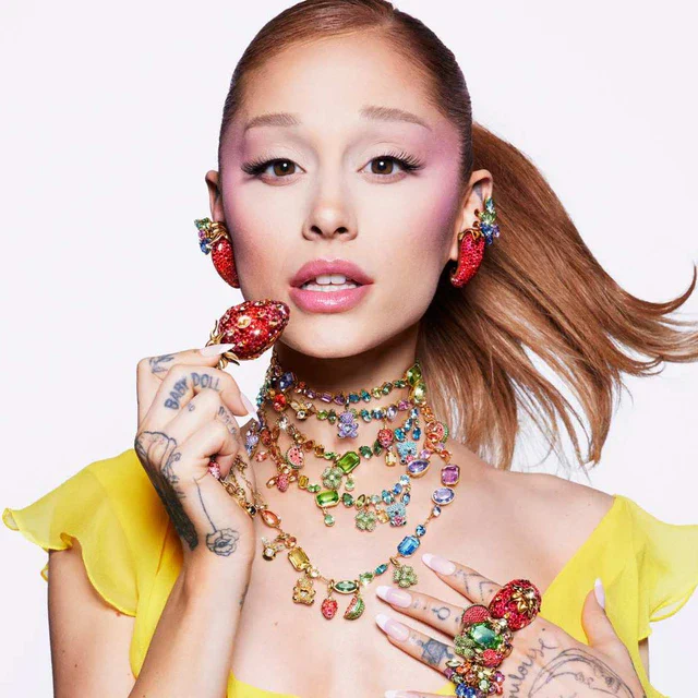 スワロフスキー アリアナ・グランデ起用の「Swarovski Summertime」キャンペーン開始、輝きとともに届けるエネルギーあふれるサマータイム