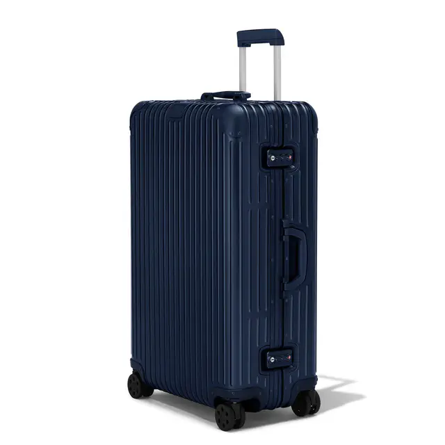 リモワ RIMOWA 深邃な青が旅の景色を塗り替える、最新作を伊勢丹新宿店のポップアップで目撃する