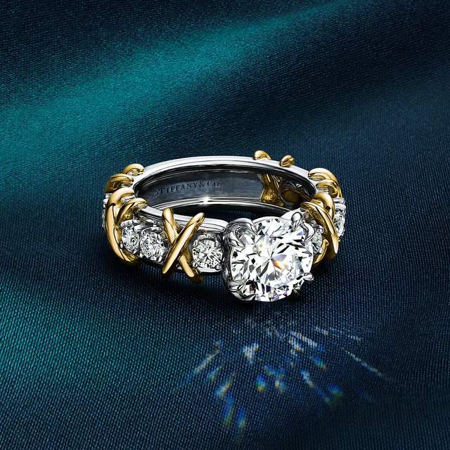 ティファニー TIFFANY & CO. アイコニックなデザインを新たに再解釈した「16 ストーン」ソリティア ダイヤモンド 