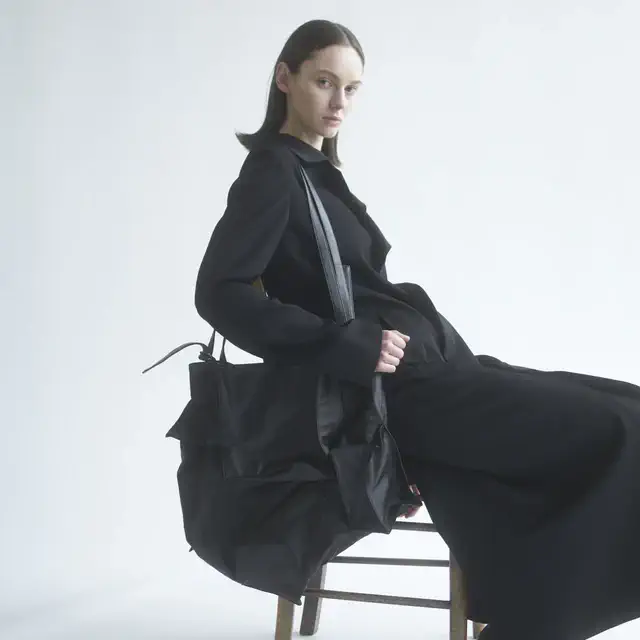 ヨウジヤマモト discord Yohji Yamamoto、布の魔術がレザーに宿るCUBICコレクションを展開