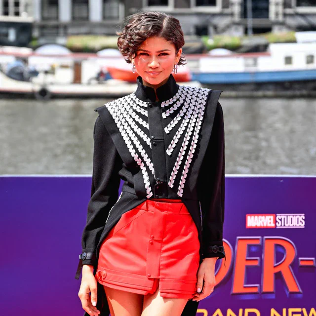 ルイ・ヴィトン アンバサダーのゼンデイヤ、レッドサテンスカートが彩る映画「スパイダーマン: ブランド・ニュー・デイ」フォトコールでの装い