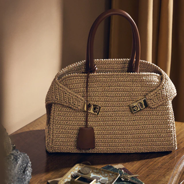 フェラガモ FERRAGAMO 「HUG」新作を先行披露、伊勢丹新宿店で限定ポップアップストア開催