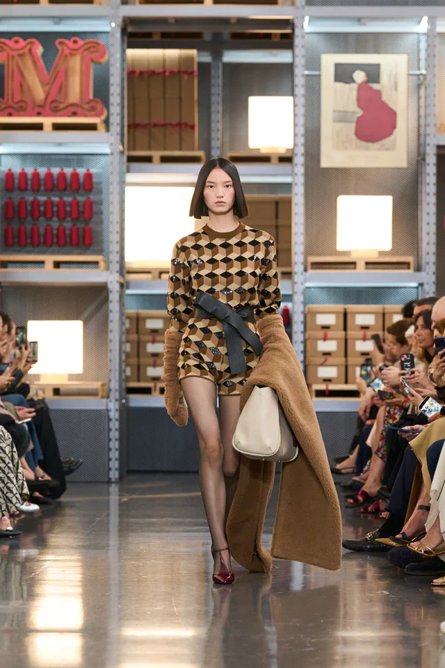 上海・龍美術館で披露されたマックスマーラの現在地、2027年リゾートコレクション「Kinetic Chic」