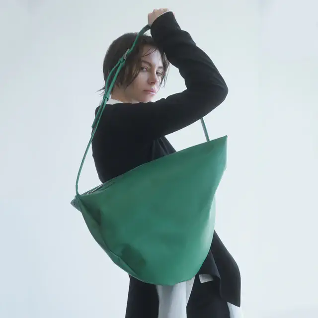 ヨウジヤマモト discord Yohji Yamamoto 深みのある新色が日常をモードに彩る、「MADE IN ITALY」シリーズから5つの造形的なバッグが登場
