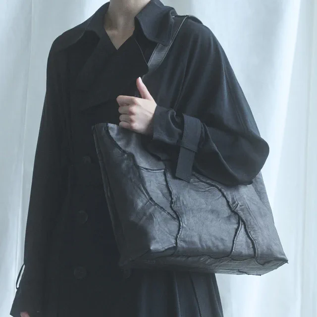 ヨウジヤマモト discord Yohji Yamamoto 伊勢丹新宿店で限定ストアを開催、アーカイブが息づく一点物バッグが集結