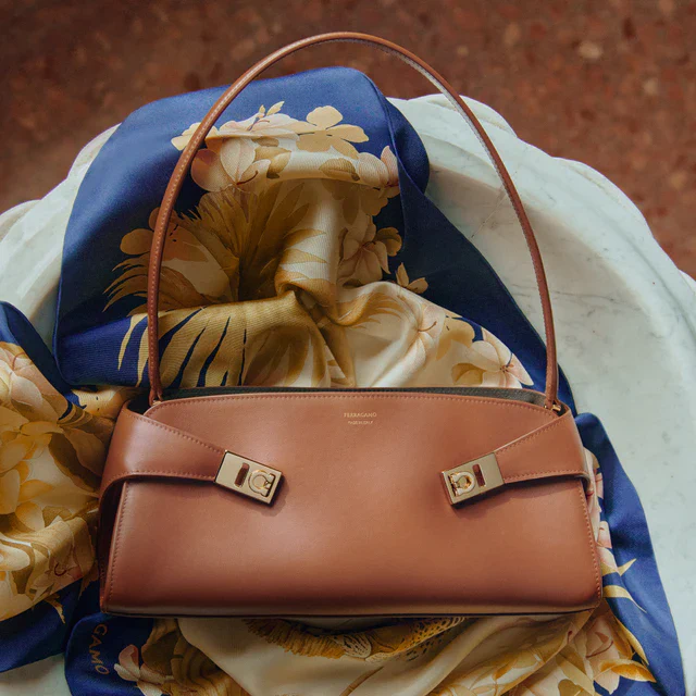 フェラガモ FERRAGAMO 横長シルエットがアイコンの系譜に刻まれる、最新作「HUG EAST-WEST」が登場