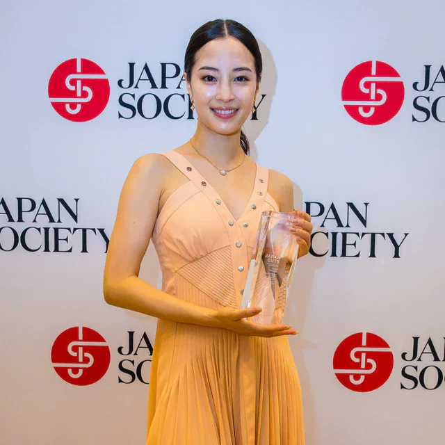 ルイ・ヴィトンを纏った広瀬すずが北米最大級の日本映画祭で、最高の名誉であるカット・アバウブ賞を受賞