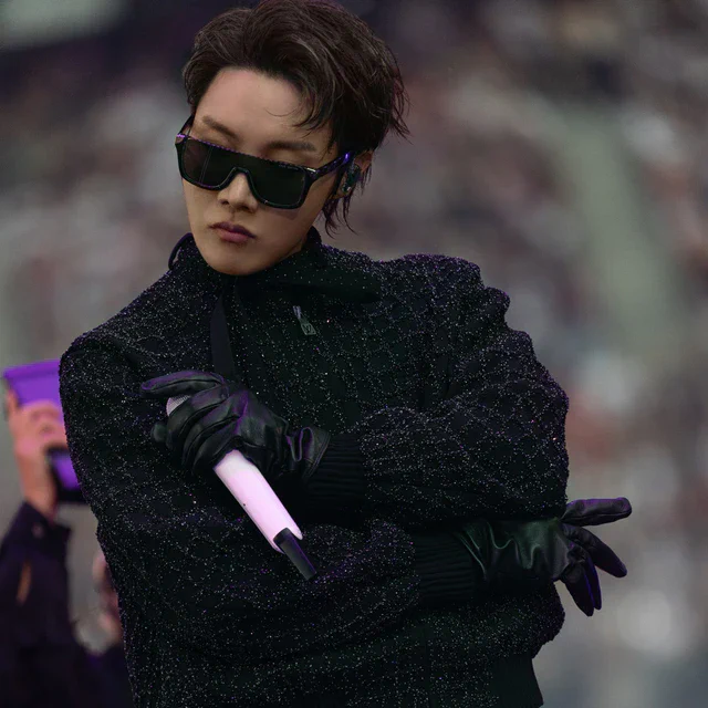 ルイ・ヴィトンとBTSの j-hope が織りなす旋律、ワールドツアーのパリ公演を飾った圧巻のスタイル