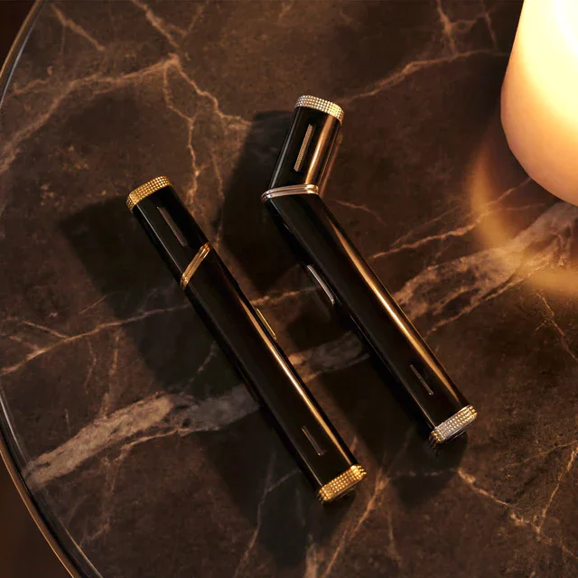 エス・テー・デュポン S.T. DUPONT 伝統のギヨシェ装飾と実用性が融合した「Torch」、火を灯す日常を特別にする多目的ライター