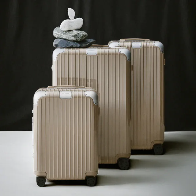 リモワ RIMOWA「Hybrid」新色ストーン ベージュ登場、秋冬の旅を彩るグレージュカラーで3サイズ展開