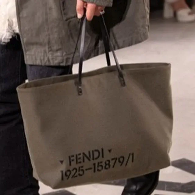 フェンディ「ロール」バッグ ラージが登場、FENDI 1925のグラフィックを描いた実用的な新作
