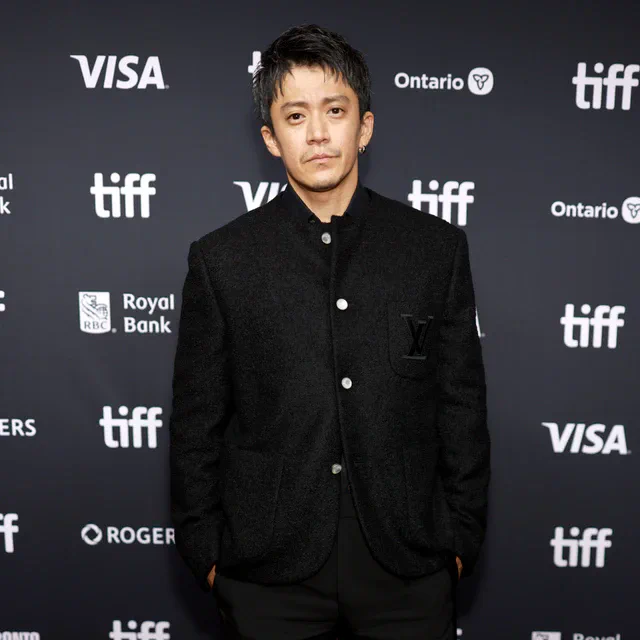 ルイ・ヴィトンを着用した小栗旬、トロント国際映画祭で見せた端正なブラックスタイル