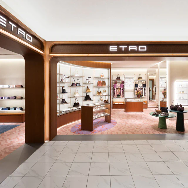 エトロ 大丸心斎橋店が刷新、ペイズリーとチェリーウッドが彩る新ブティック