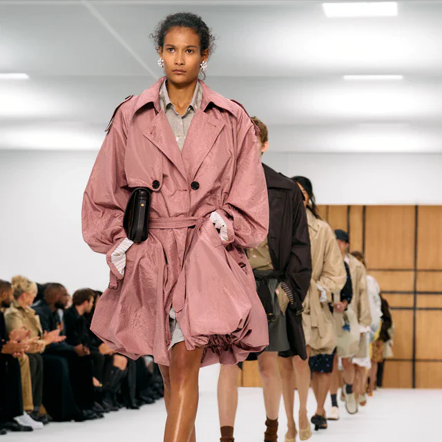 バーバリー 2027年サマーコレクション、セリア・バートウェルの花柄とチェックが彩る自由なワードローブ