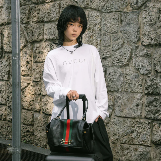 グッチ GUCCI のCOCONAがミラノへ、2027年春夏ファッションショーに向かう旅のスタイル