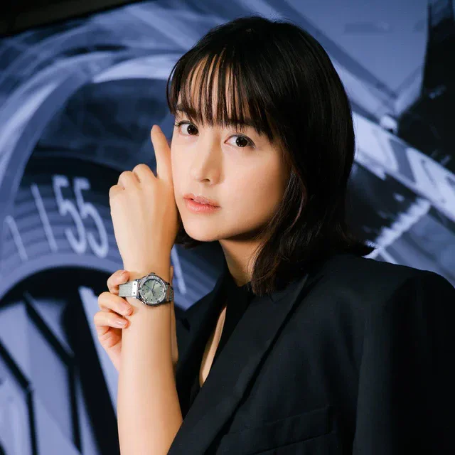 ウブロの革新が銀座に集結、山本美月が「クラシック・フュージョン チタニウム」を纏って登場