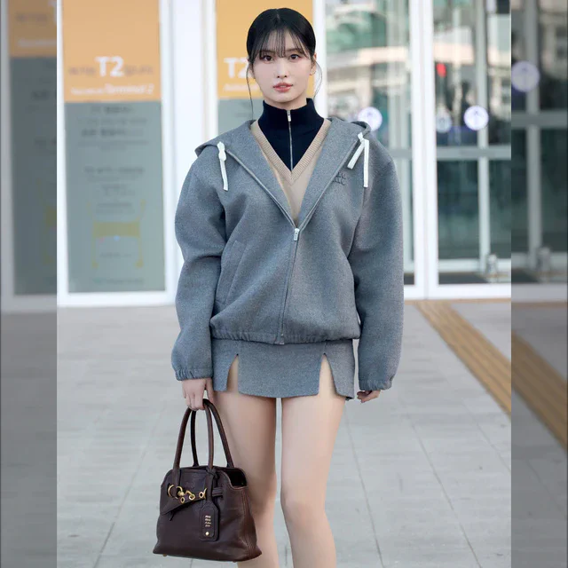 ミュウミュウ MOMO（TWICE）が新作ルックでパリに出発、上質素材とミニスカートで描く軽やかな旅支度