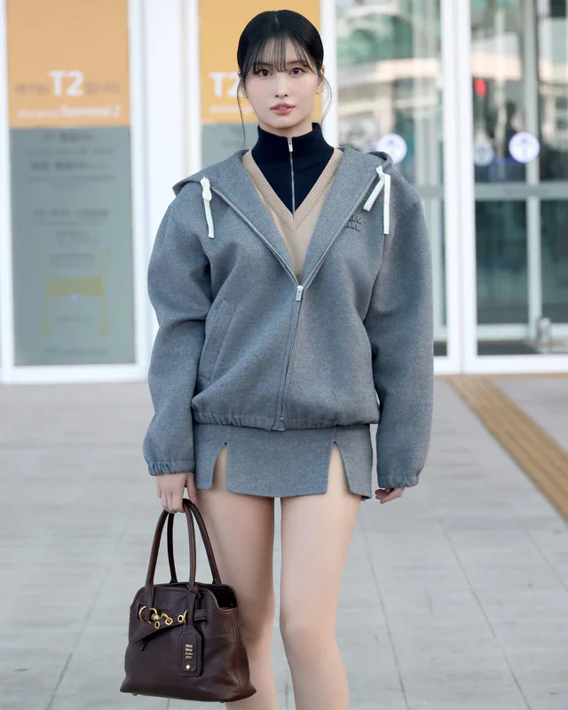 ミュウミュウ MOMO（TWICE）が新作ルックでパリに出発、上質素材とミニ