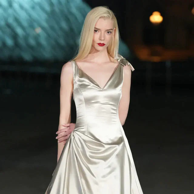 ディオールの輝きがパリのルーブル美術館で放たれる、アニャ・テイラー＝ジョイら豪華ゲストの晩餐会スタイル