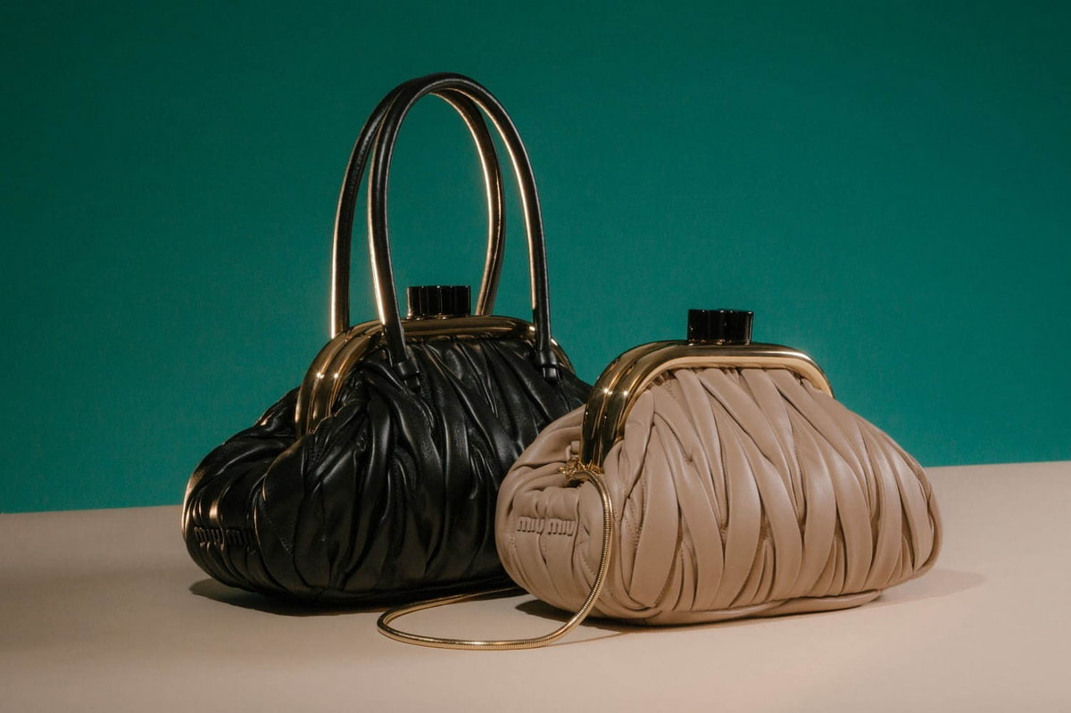 ミュウミュウの20年秋冬バッグ「ミュウ ベル」“マテラッセ”を大胆に配したクラッチバッグなど | Brand JOY