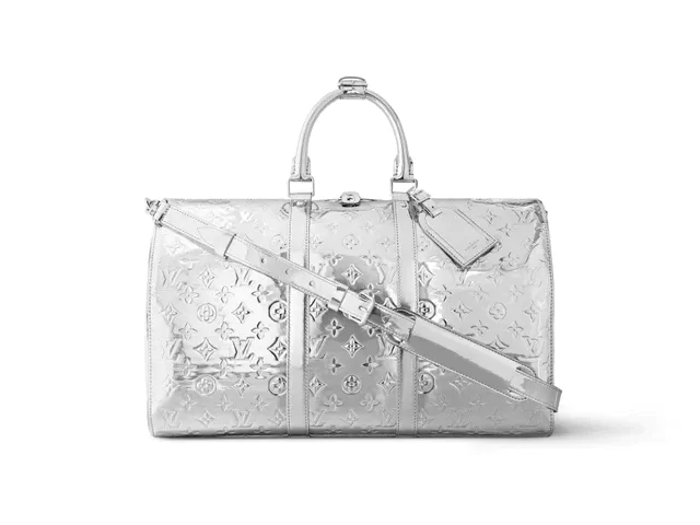 2024_ルイ・ヴィトン LV SKI コレクション キーポル·バンドリエール 45 モノグラム・ミロワール ©Louis Vuitton