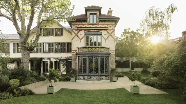 1859年、アニエールに建設された新アトリエの外観。当時最先端の鉄筋構造と大きなガラス窓を配したこの建物は、メゾンの飛躍を象徴する近代的な拠点であった。© LOUIS VUITTON ARCHIVES